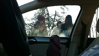 Uma mulher dá para um filme pornô mulher bonita taxista de cueca.