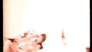 Uma vídeos de pornô de mulher pelada mulher excitada tira a calcinha e começa a estimular o clitóris