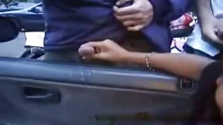 Cabra magra sentada no vídeo pornô de mulher negra pênis de chocolate do homem