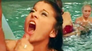 Um idiota excitado empurra seu pau em uma bela vídeo pornô mulher morena buceta
