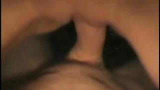 Loira de óculos conhecida por se divertir com um pênis na rua vídeo de pornô de mulher negra
