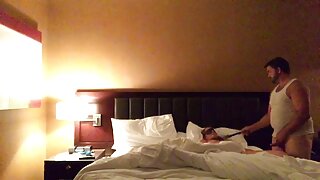 Transando com uma mulher vídeo pornô da mulher morena depois de um beijo com um homem de terno.
