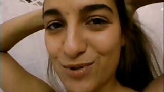 Garota se masturbando empurra a mão assistir vídeo pornô com mulheres negras na buceta