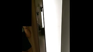 Beleza indelével vídeo de pornô mulher gemendo muito com Membro na boca sentado no chão